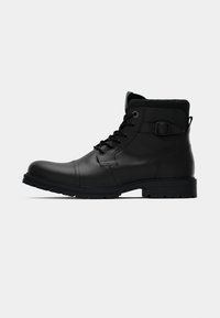 Botas de tobillo de cuero negro con un acabado texturizado, diseño con cordones, hebilla lateral y suela de goma resistente para un buen agarre.