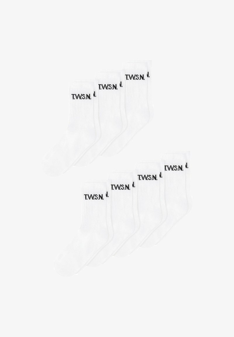 Dieci paia di calzini bianchi a cuffia con il testo nero "T.W.S.N." sui polsini, disposti in due righe su uno sfondo bianco.