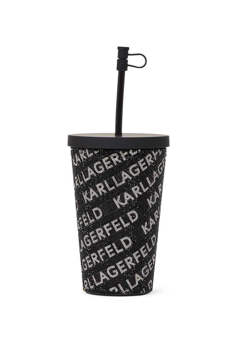 Taza negra con un patrón texturizado y la palabra "KARLAGERFELD" en blanco. Incluye una tapa negra y una pajita para beber.