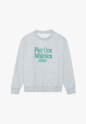 Sivý sveter s kruhovým výstrihom, na prednej strane s zeleným vyšitým textom: "Pier One Athletics 1968". Dlhé rukávy, rebrované manžety.