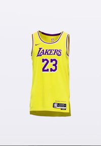 Maillot de basketball jaune avec des accents violets, affichant "LAKERS" et le numéro "23". Fabriqué en tissu respirant, il comprend des étiquettes avec les logos Nike et NBA.