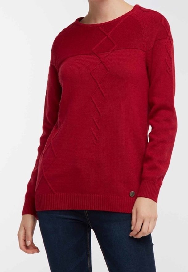Roter gestrickter Pullover mit einem strukturierten Zickzackmuster sowie gerippten Bündchen und Saum. Mit rundem Ausschnitt und einem kleinen Logo-Akzent.