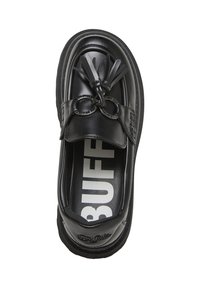 Chaussure en cuir noir à forme arrondie, ornée d'un pompon et d'un détail métallique circulaire. La semelle intérieure comporte un texte blanc sur fond noir.