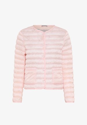 Veste matelassée rose clair avec rembourrage horizontal, fermeture à boutons-pression sur le devant et deux poches plaquées à l'avant.