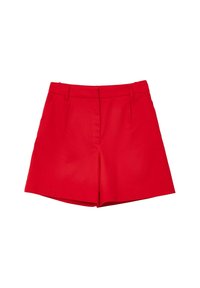 Pantaloni corti rossi su misura con passanti per cintura, pieghe frontali e tasche laterali, esposti in posizione piatta su uno sfondo bianco.