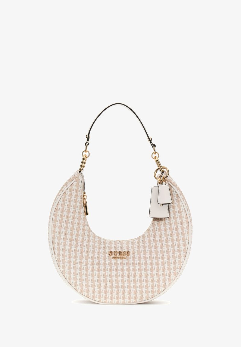 Beżowa torebka pleciona w kształcie półksiężyca, z złotymi akcentami i czarnym uchwytem. Posiada logo oraz dwie małe przymocowane metki.