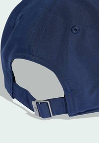 Tmavomodrá šiltovka na bejzbal s hladkým, textúrovaným látkovým povrchom, so nastaviteľným pásom na zadnej strane s kovovou prackou a ventilačnými otvormi.