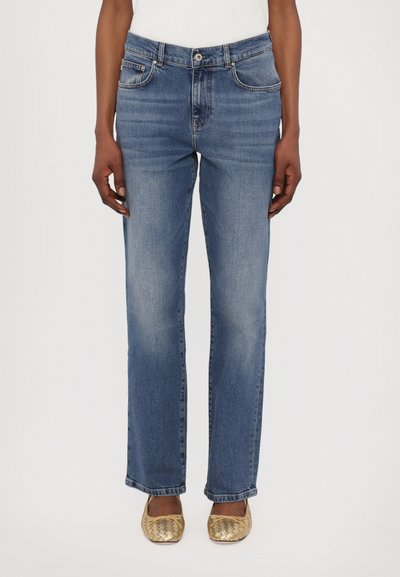 Blå denimjeans med lige ben, fem lommer og diskret slid. Har knaplukning og bæltestropper i taljen.