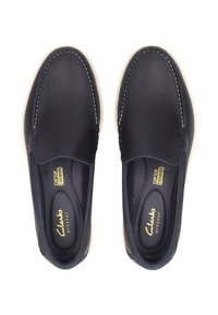Scarpe slip-on in pelle blu navy con una finitura liscia, suola in gomma di colore chiaro e piccole perforazioni sulla fodera interna. Logo del marchio visibile.