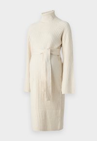 Rochie tricotată de culoare crem, cu textură ribbed, gât înalt, mâneci lungi și un cordon legat la talie, concepută pentru confort și potrivire.
