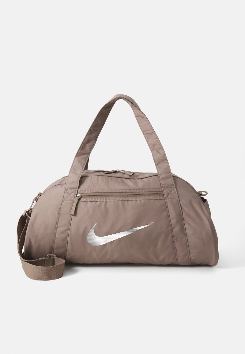 Mala de duffel da Nike em tecido caqui, apresentando um grande logo branco, duas alças, uma alça de ombro destacável e um bolso frontal com fecho.