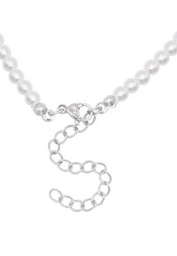 Collar de perlas con perlas blancas redondas y un cierre de langosta de plata. Incluye una cadena ajustable de plata con eslabones interconectados para el tamaño.