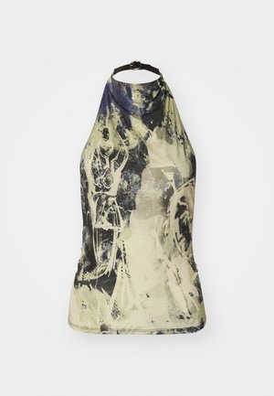 Top de cuello halter con un estampado abstracto en tonos claros de verde, amarillo y azul. Presenta una tira ajustable negra y un diseño ajustado.