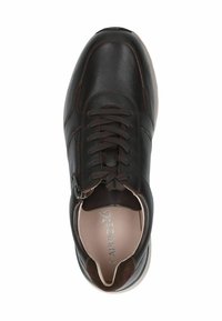 Barna bőr sneaker, lekerekített formával, fűzős záródással, oldalsó cipzár részlettel és világos színű talppal. A belsejében logó felirat található.