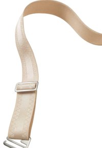 Beige justerbar stofrem med zigzag-syning og et sølvfarvet metalrektangulært spænde og krog på hvid baggrund.