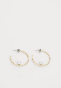 Orecchini a cerchio in tono dorato con una perla tonda e liscia alla base. Il design è aperto, mettendo in evidenza una forma minimalista.