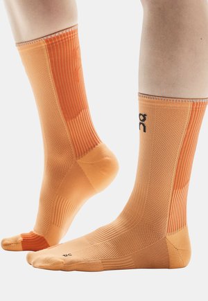 PERFORMANCE RUN - Socks - tangerine   flame