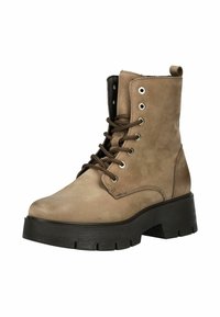 Botas de tobillo de ante marrón con punta redonda, cierre de cordones en la parte delantera y suela de goma negra gruesa. Incluye ojales metálicos y una pestaña de tracción.