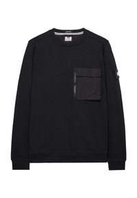 Sweatshirt noir à manches longues avec col rond, grande poche zippée sur le côté gauche de la poitrine et écusson sur le haut du bras gauche.