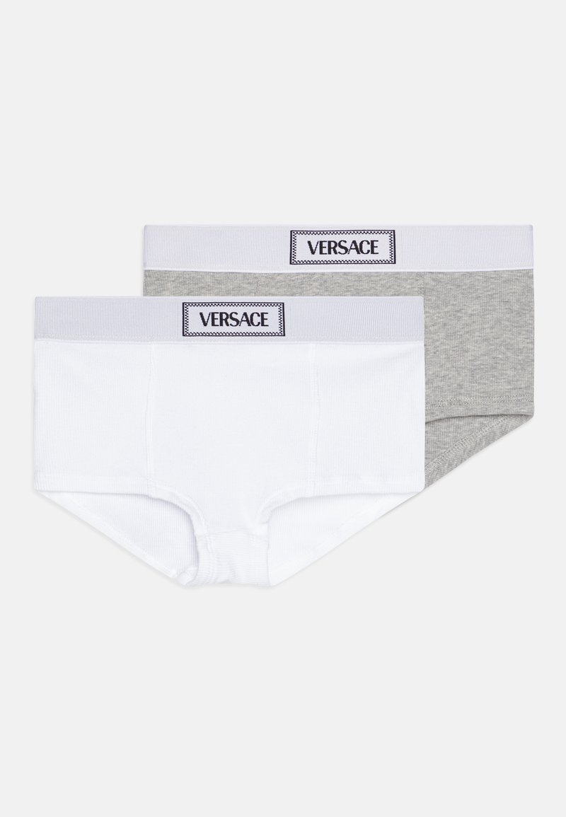 Dve pari moških bokseric: ena bela in ena siva melirana. Vsak par ima mehak elastični pas z logotipom Versace.