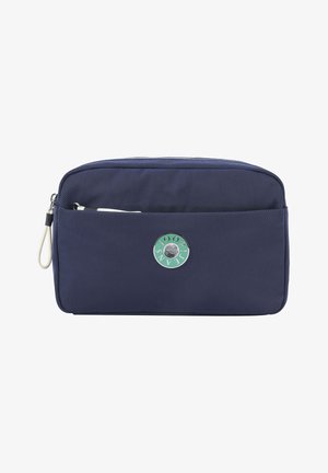 Bolsa de tela azul marino con textura suave, forma redondeada, cremallera superior y un logo circular verde y plateado en el frente.