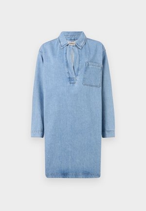 Robe chemise en denim bleu clair avec un col, des manches 3/4, un col en V étroit et une poche poitrine. Texture lisse et design structuré.