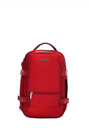 Zaino rosso realizzato in tessuto resistente, con una tasca frontale con zip, fibbie laterali per la regolazione e una maniglia superiore per il trasporto.