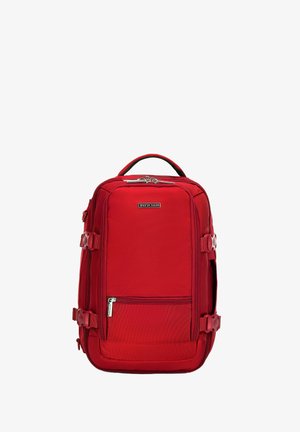 Zaino rosso realizzato in tessuto resistente, con una tasca frontale con zip, fibbie laterali per la regolazione e una maniglia superiore per il trasporto.