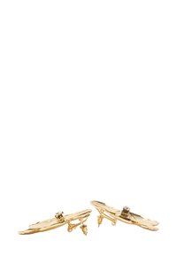 Kolczyki w kolorze złota o liściastym kształcie, z centralnym kamieniem i teksturowaną powierzchnią. Zapięcie na motylka dla pewnego mocowania.