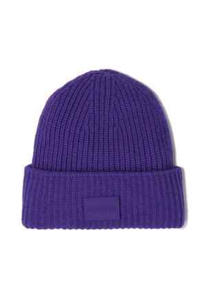 Lilla strikket beanie-hat med ribbet tekstur og foldet kant. Har et rektangulært patch med brandnavnet "BOGNER" i matchende farve.