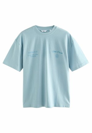 Hellblaues Baumwoll-T-Shirt mit kurzen Ärmeln, Rundhalsausschnitt und bedrucktem Text auf der Vorderseite, der "SOCIAL CLUB" und "Culte Privé" zeigt.