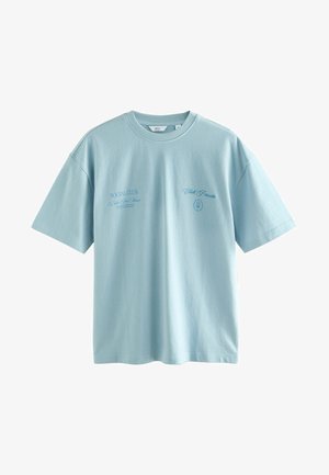 Hellblaues Baumwoll-T-Shirt mit kurzen Ärmeln, Rundhalsausschnitt und bedrucktem Text auf der Vorderseite, der "SOCIAL CLUB" und "Culte Privé" zeigt.