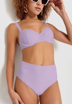 Fioletowy biustonosz bikini z regulowanymi ramiączkami i formowanymi miseczkami, w połączeniu z wysokim stanem w tym samym kolorze, o gładkiej teksturze.