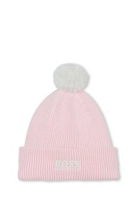 Bonnet en tricot rose avec un pompon en fausse fourrure blanche, présentant un design côtelé texturé et le logo "BOSS" brodé en blanc.