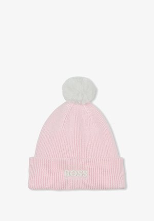 Roze gebreide beanie met een witte nepleren pompon, voorzien van een gestructureerd ribbelpatroon en een in het wit geborduurd "BOSS" logo.