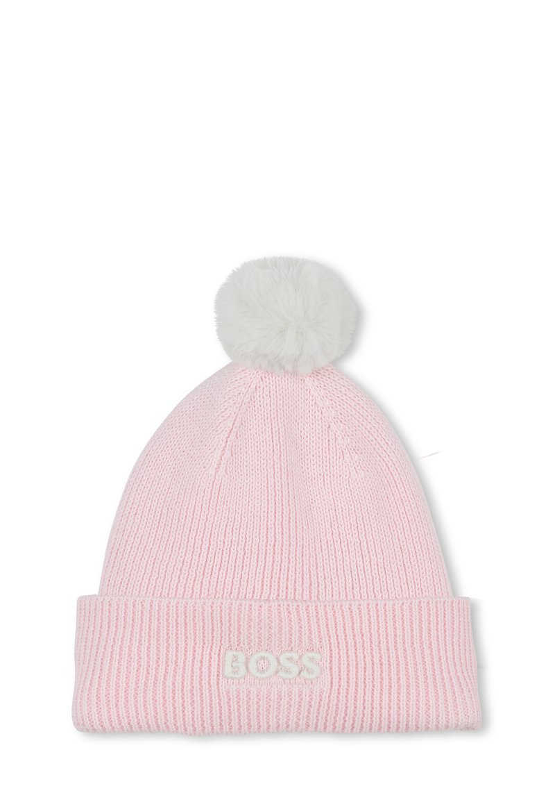 Bonnet en tricot rose avec un pompon en fausse fourrure blanche, présentant un design côtelé texturé et le logo "BOSS" brodé en blanc.