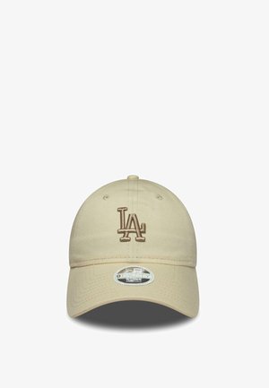 Beige Baseballkappe mit braunem "LA"-Logo vorne und einem "9TWENTY Women Adjustable" Aufkleber am Schirm.