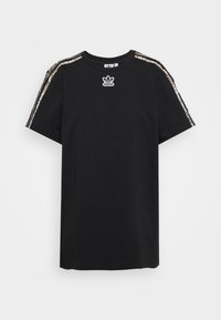 Czarny T-shirt marki Adidas z paskami w panterkę na ramionach i rękawach, z logo Adidas trefoil umieszczonym na środku poniżej linii szyi.