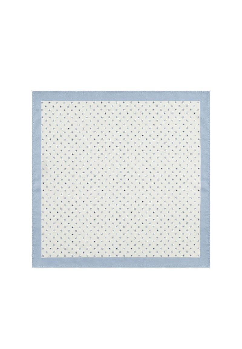 Bawełniana chusteczka w jasnoniebieską lamówkę i białym środku, zdobiona powtarzającym się wzorem małych niebieskich gwiazdek.