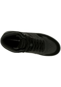 Zwarte hoge sneaker van leer en synthetische materialen, met een verstevigde neus, geperforeerde details en geperst merkteken.