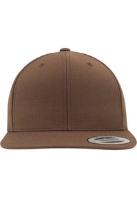 Bruine snapback pet met een gestructureerd ontwerp, gemaakt van textiel met textuur, voorzien van een platte klep en een zichtbaar logo-sticker aan de zijkant.