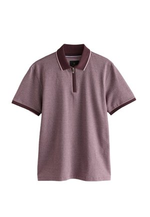 Īsām piedurknēm polo krekls teksturētā bordo audumā ar rāvējslēdzēja apkakli un kontrastējošiem tumšiem apkakles un piedurkņu apdares elementiem.