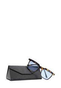 Occhiali da sole tartarugati con lenti blu, dotati di montatura angolare. Accompagnati da una custodia triangolare nera texture.