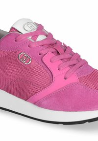 Růžová sportovní bota z síťoviny a semišových materiálů, s texturovaným povrchem, kulatou špičkou a šněrováním v přední části, které obsahuje značkový akcent.