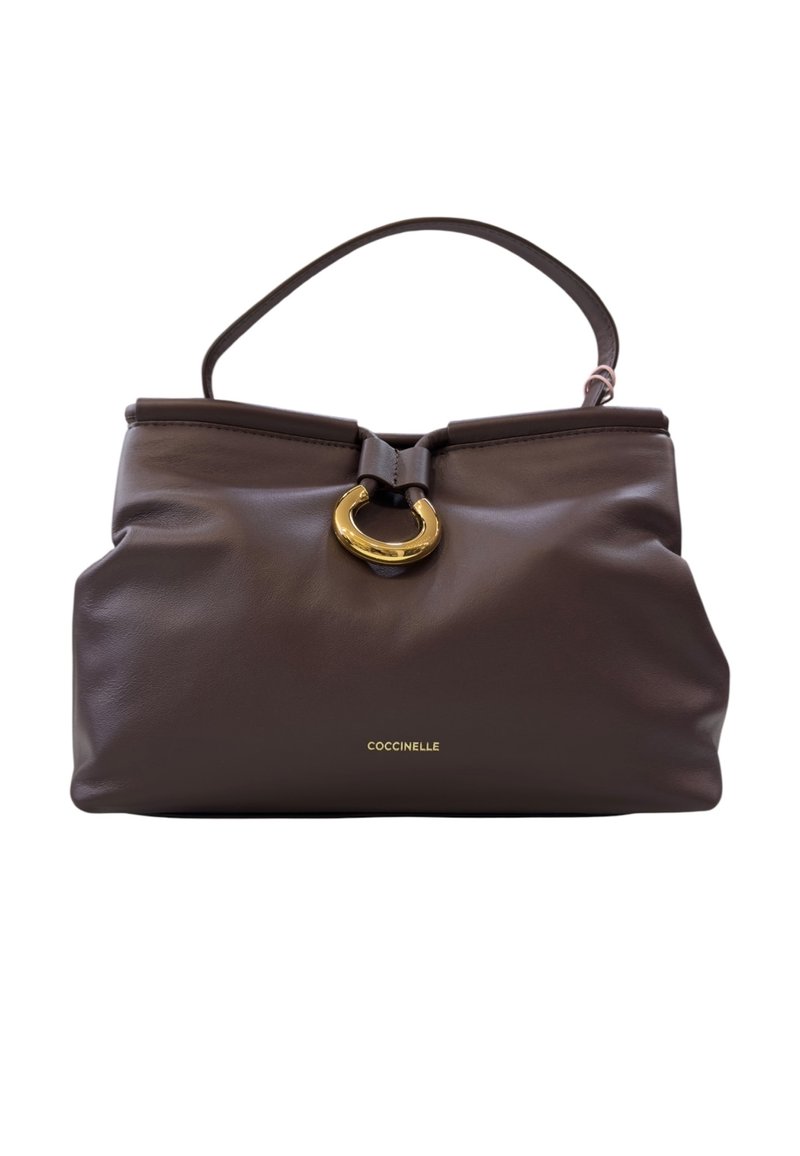 Sac à main en cuir marron de forme arrondie. Présente un accent en matériel circulaire doré et une anse supérieure. Logo en doré à la base.