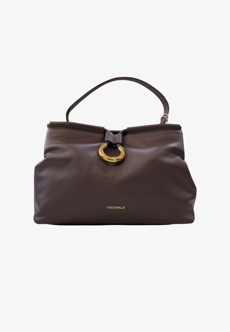 Sac à main en cuir marron de forme arrondie. Présente un accent en matériel circulaire doré et une anse supérieure. Logo en doré à la base.