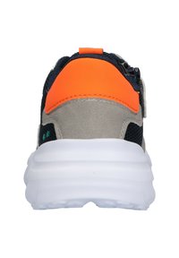 Šedá a námořnická modrá teniska s texturovaným svrškem, jasně oranžovými akcenty a bílou polstrovanou podrážkou. Obsahuje pásek a robustní kovové prvky.