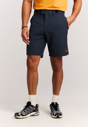 Marineblauwe shorts met een rechte snit, gemaakt van lichtgewicht stof. Voorzien van zijzakken en een klein logoplaatje op het linkerbeen.