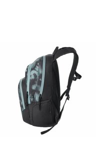 Zwarte rugzak met een tie-dye patroon in grijs en turquoise, voorzien van twee ritsvakken aan de voorkant, verstelbare riemen en een strak, gebogen ontwerp.