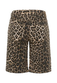 Short en jean imprimé léopard avec poches arrière et passants de ceinture, vu de dos.